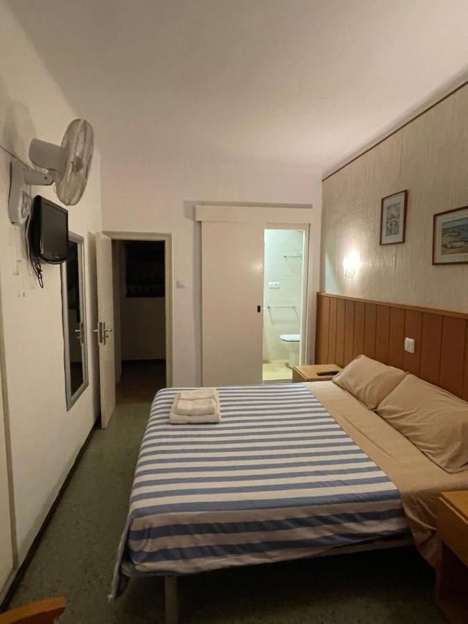 P&R Hostals Maria Rosa ตอสซาเดมาร์ ภายนอก รูปภาพ